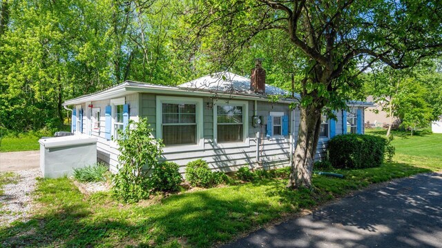 109 Beacon Light Ln, Buckeye Lake, OH 43008 - bungalow-style home featuring a chimney and a front yard