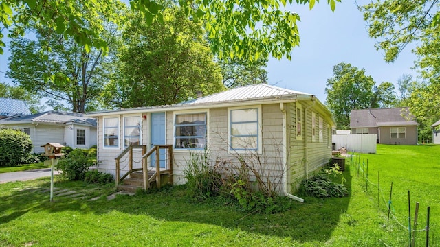 109 Beacon Light Ln, Buckeye Lake, OH 43008 - view of front of property with entry steps and metal roof