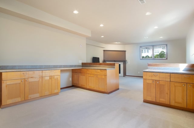 6268 Bellow Valley Dr, Dublin, OH 43016 - kitchen with visible vents, baseboards, light carpet, recessed lighting, and a peninsula
