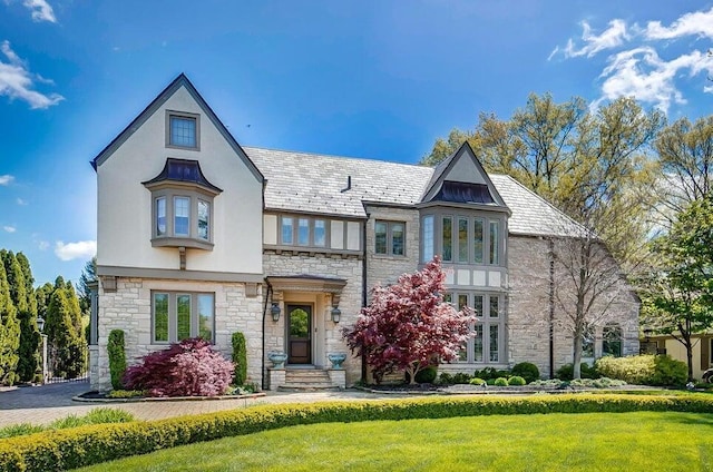 view of front of house with a front lawn