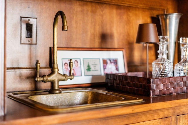 details featuring indoor wet bar