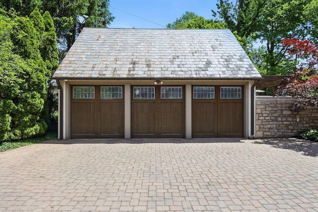 2528 Tremont Rd, Columbus, OH 43221 - view of garage
