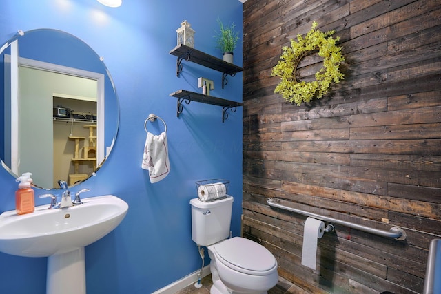 bathroom featuring toilet and sink