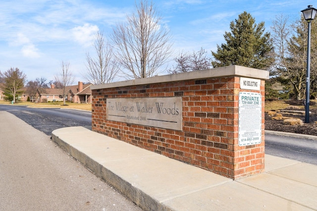 view of community / neighborhood sign