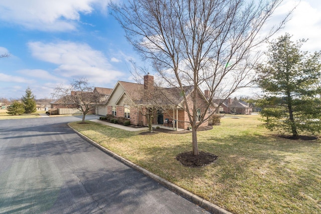 view of front of house featuring a front lawn