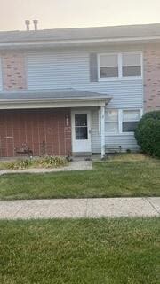 view of front facade with a front yard