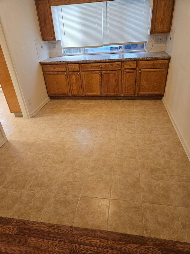 kitchen with decorative backsplash