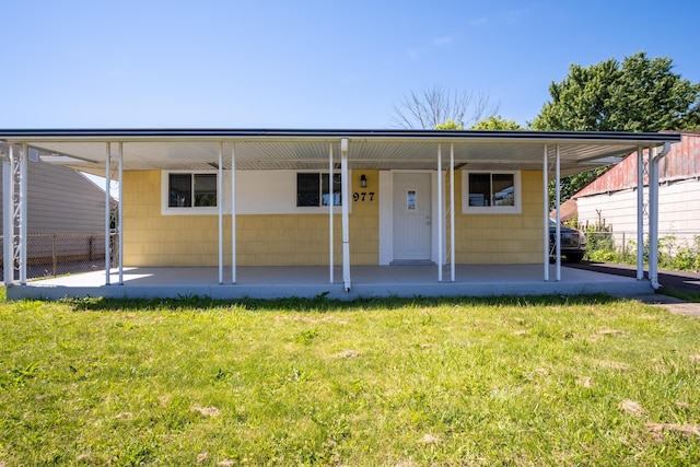 view of front of house featuring a front yard