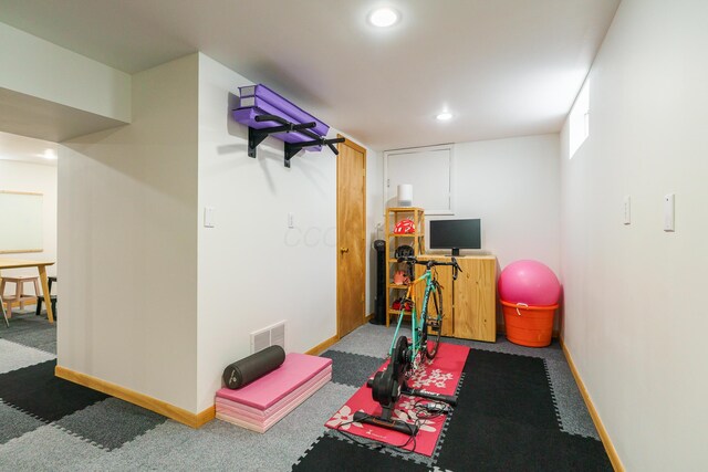 exercise area with carpet floors, recessed lighting, visible vents, and baseboards