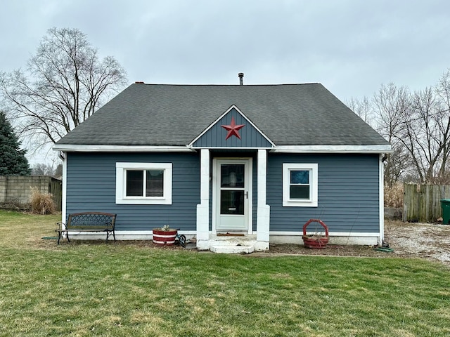 view of front facade with a front yard