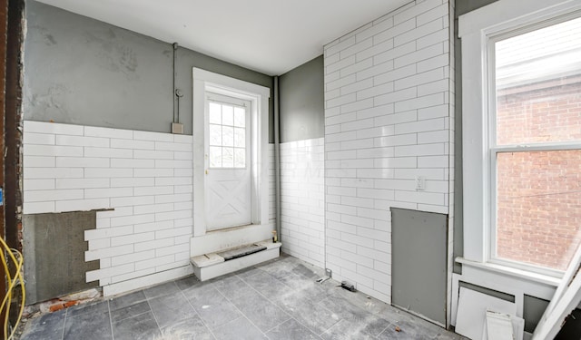 bathroom featuring tile walls