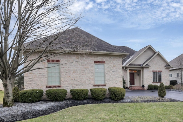 view of front of house with a front lawn