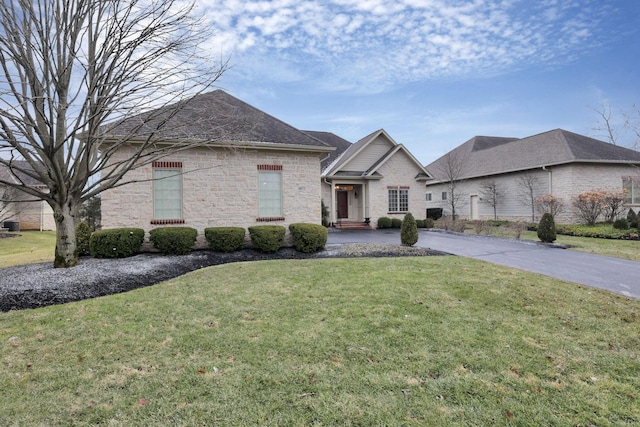 view of front of property featuring a front yard