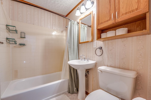 bathroom with shower / bath combo with shower curtain, a textured ceiling, toilet, and wallpapered walls