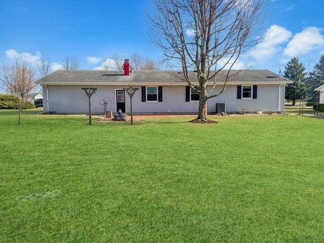 back of house featuring a lawn