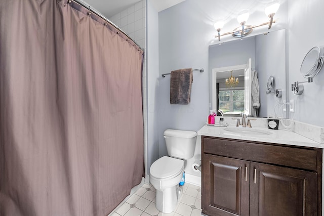 full bathroom with curtained shower, toilet, vanity, a chandelier, and baseboards