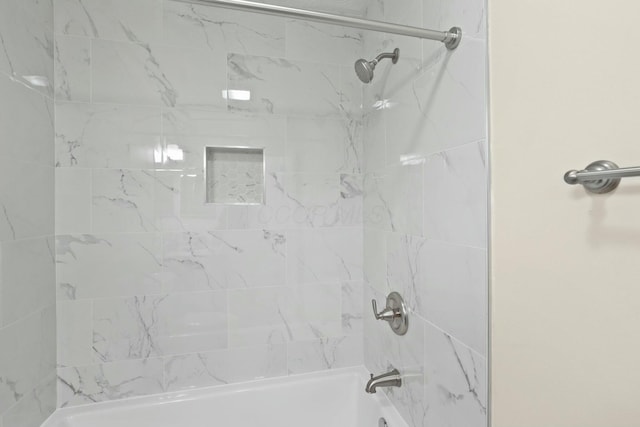 bathroom with tiled shower / bath combo