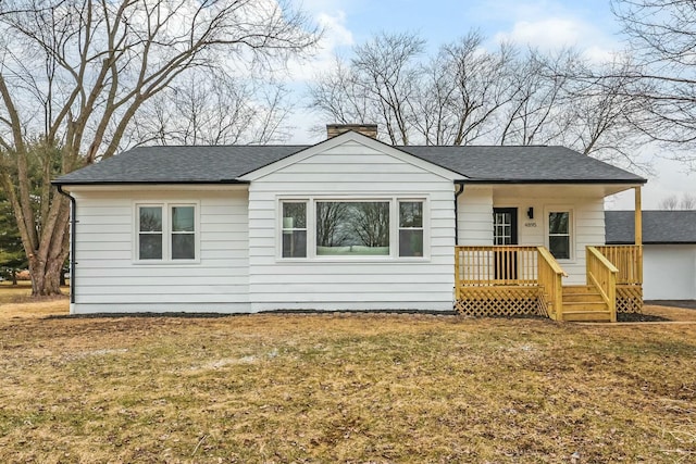 view of front of property featuring a front lawn