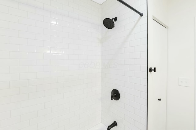 room details with tiled shower / bath