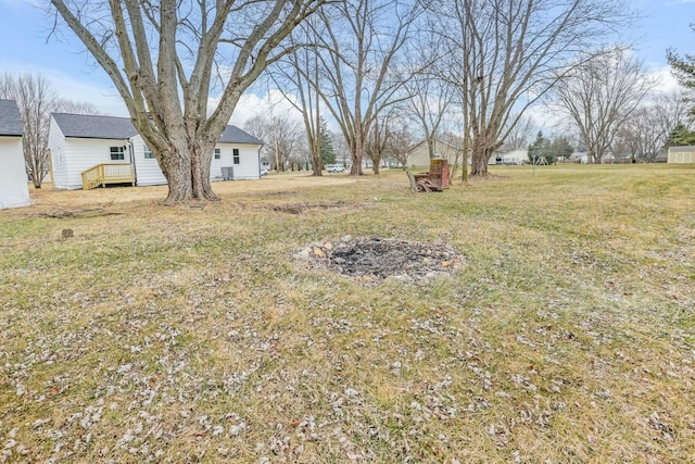 view of yard featuring a fire pit