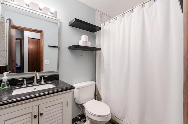 bathroom with toilet, a shower with curtain, and vanity