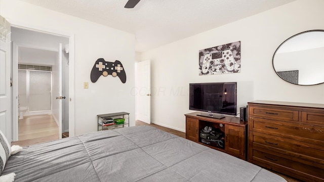 bedroom featuring ceiling fan and a textured ceiling