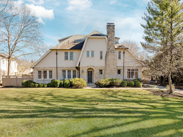 view of front facade featuring a front lawn