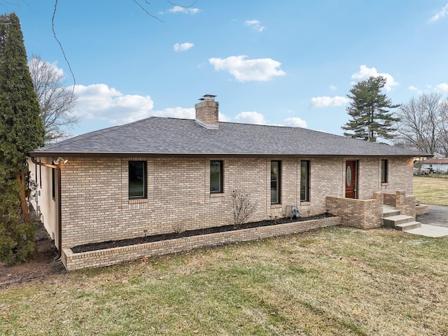 back of house featuring a lawn