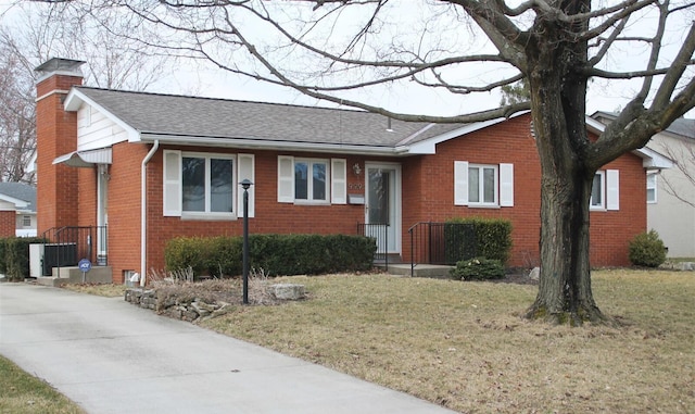 ranch-style home featuring a front lawn