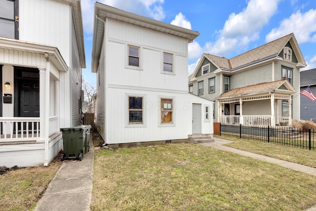 view of front facade featuring a front yard, crawl space, fence, and entry steps