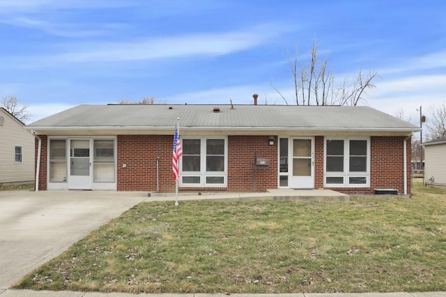 single story home with a front lawn