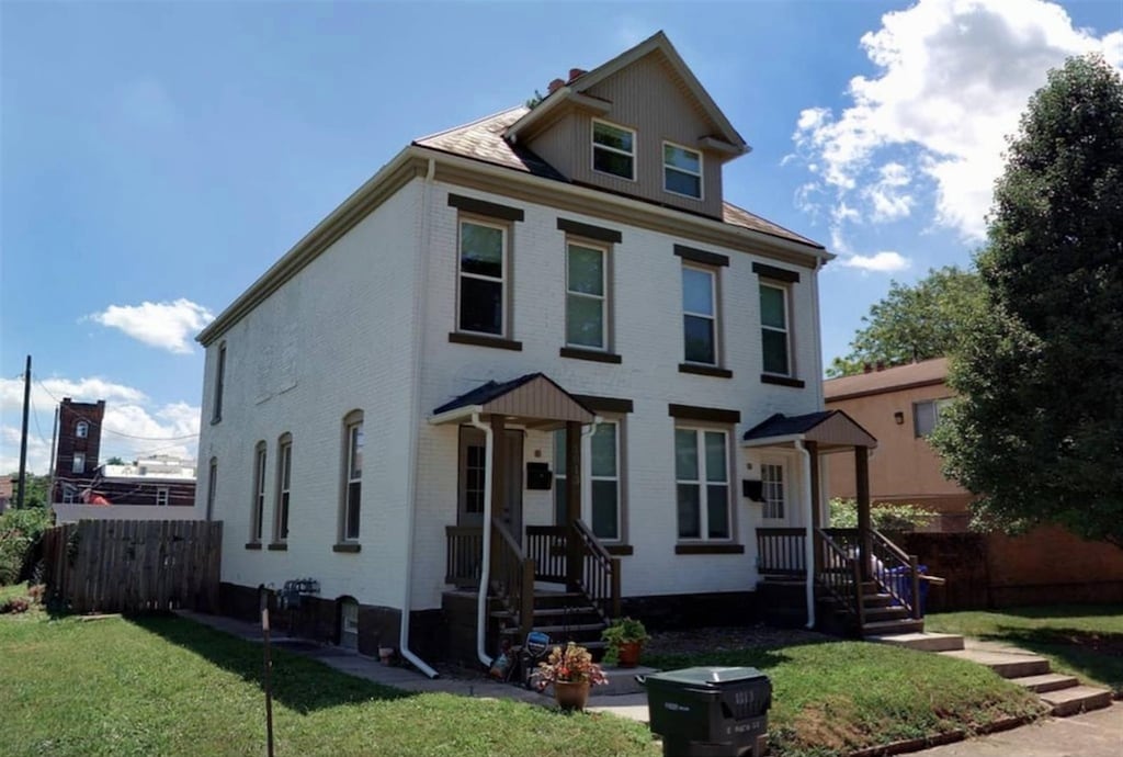 view of front facade featuring a front yard