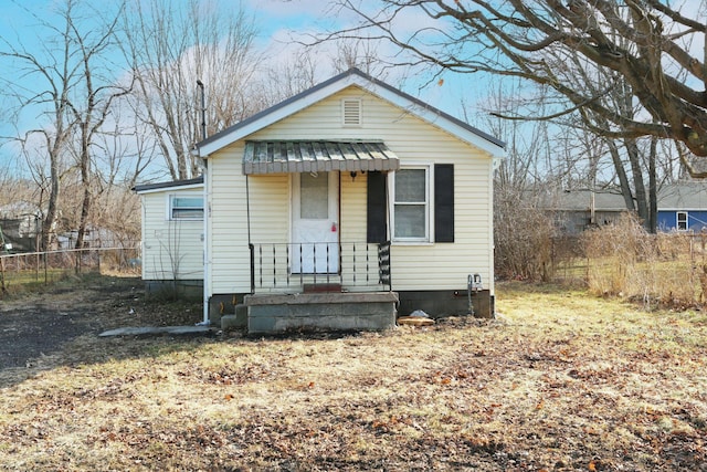 bungalow-style house featuring fence