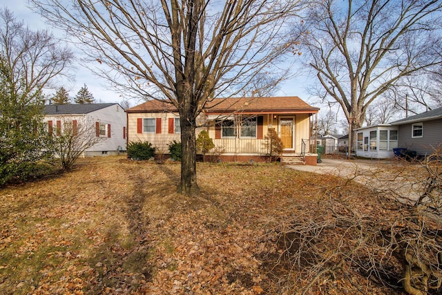 single story home featuring a porch