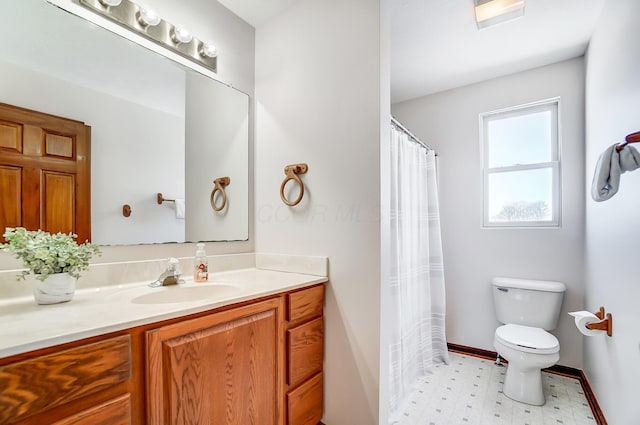 bathroom featuring a shower with shower curtain, vanity, and toilet