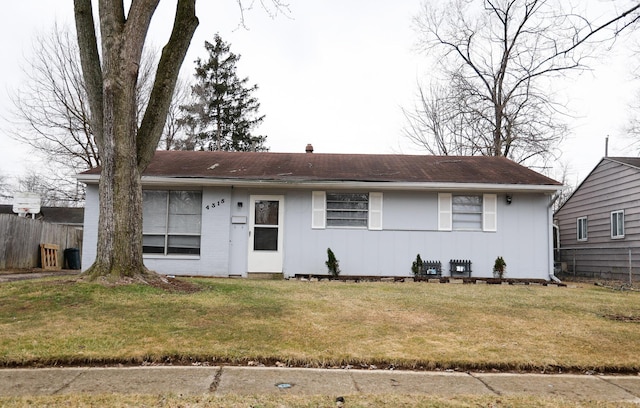 ranch-style house featuring a front yard