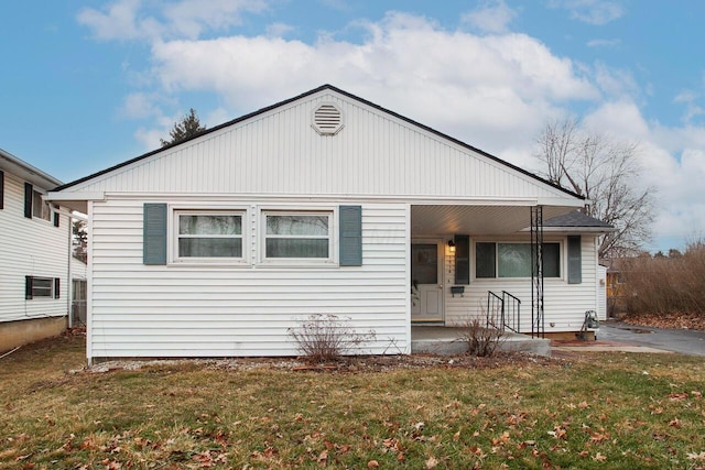 view of front of house featuring a front lawn