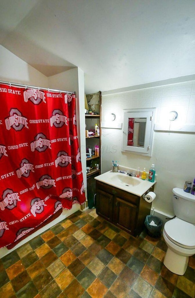 bathroom with vanity, curtained shower, and toilet