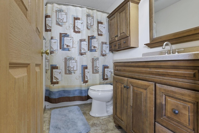 full bath with toilet, a shower with shower curtain, and vanity