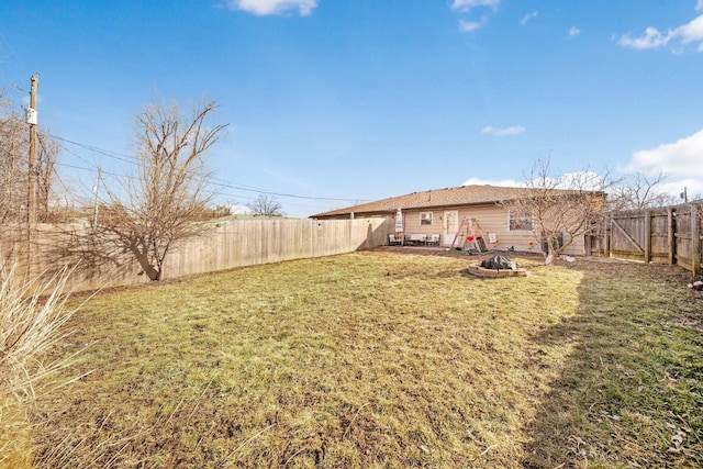 view of yard featuring an outdoor fire pit