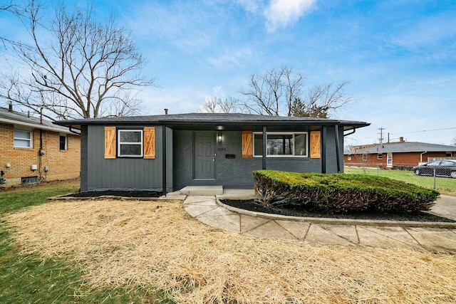 view of front of property featuring a front yard