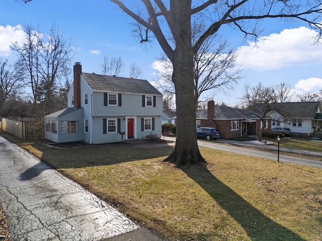 view of front facade featuring a front lawn