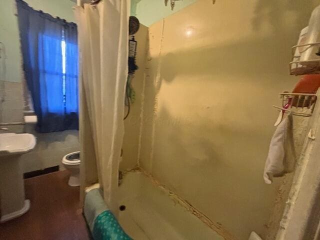 305 E Innis Ave, Columbus, OH 43207 - bathroom with shower / bathtub combination with curtain and toilet