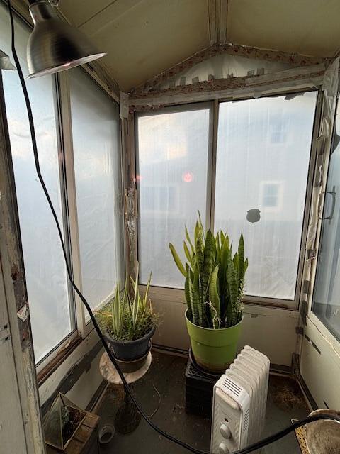 305 E Innis Ave, Columbus, OH 43207 - sunroom featuring plenty of natural light and vaulted ceiling