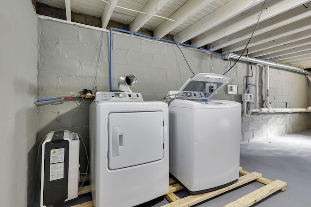 laundry room with washing machine and clothes dryer