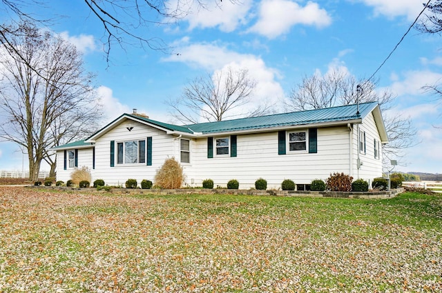 single story home featuring a front lawn