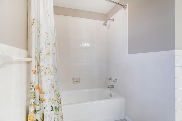 bathroom featuring shower / tub combo