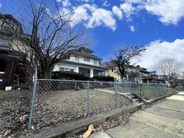 traditional style home featuring a fenced front yard