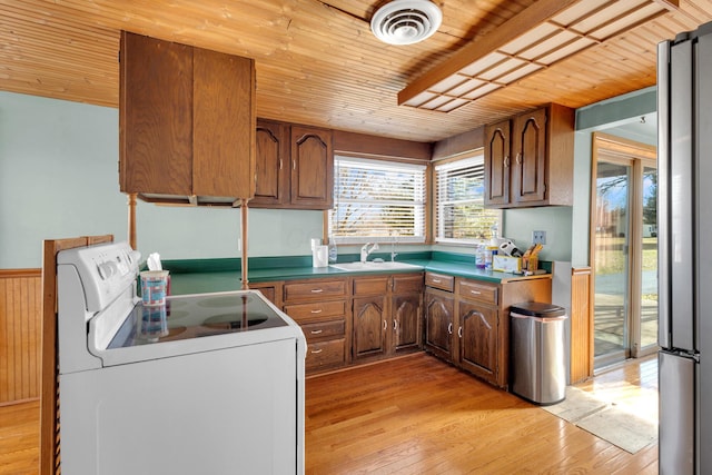 kitchen featuring sink, wood ceiling, stainless steel fridge, electric range, and light hardwood / wood-style floors