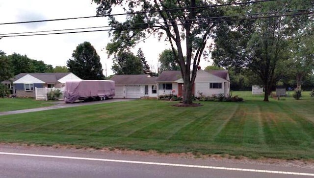 view of front facade with a front yard